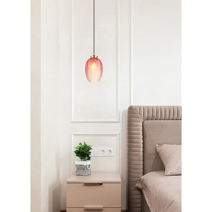 Globo Pendelleuchte Varus - 60 W, Ø x H: 18 x 120 cm - Rote Pendelleuchte aus geriffeltem Glas mit messingfarbenem Abschluss, hängt über einem Nachttisch im Schlafzimmer.