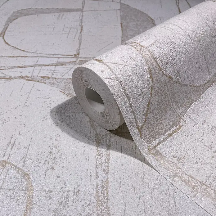 Marburg Vliestapete Novamur Leyla Grafik - Creme, Grafisch, 10,05 x 0,53 m - Teilweise abgerollte Rolle hellgrauer strukturierter Tapete mit abstrakten goldenen Linien.