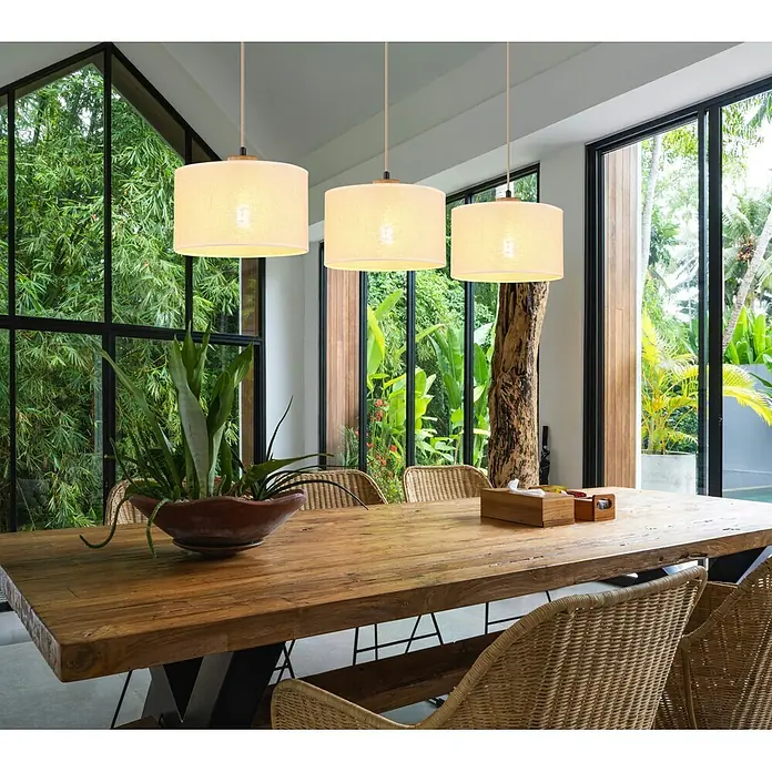 Globo Pendelleuchte Jule - L x B x H: 1.000 x 250 x 1.200 mm, Lampenfassung: E27 - Drei zylindrische Stoff-Pendelleuchten mit Holzdetails über einem rustikalen Holztisch.