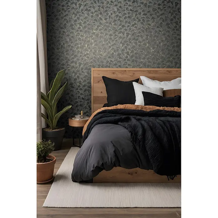 Marburg Vliestapete Novamur Naomi Floral - Grau, Floral, 10,05 x 0,53 m - Dunkelgraue Tapete mit dezentem Goldblattmuster an einer Schlafzimmerwand, die ein elegantes Ambiente schafft.