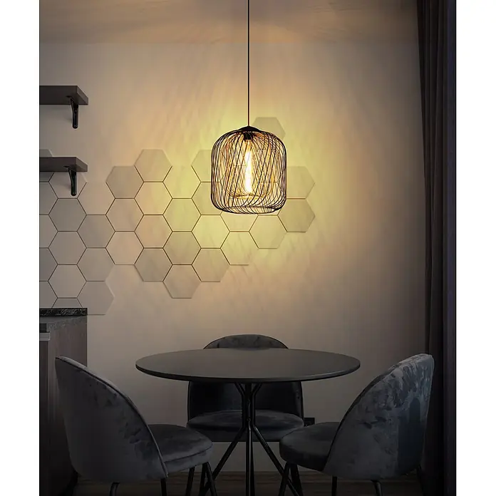 Globo Pendelleuchte Dichty - 40 W, Ø x H: 35 x 150 cm - Schwarze Drahtkäfig-Pendelleuchte mit Edison-Birne über einem runden schwarzen Esstisch mit drei Stühlen.