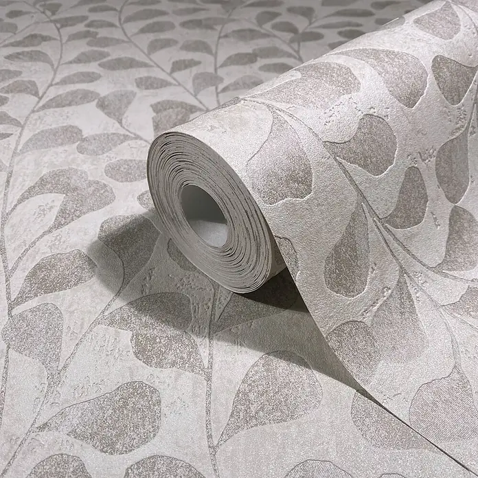 Marburg Vliestapete Novamur Naomi Floral - Grau-Beige, Floral, 10,05 x 0,53 m - Teilweise abgerollte, hellbeige Tapetenrolle mit zartem, hellbraunem Blattmuster und strukturierter Oberfläche.