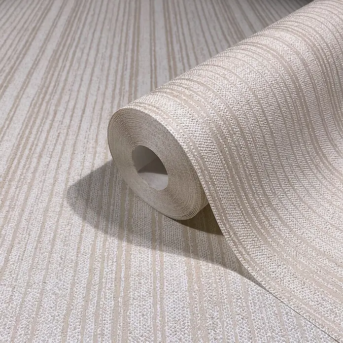 Marburg Vliestapete Novamur Leyla Streifen - Beige, Streifen, 10,05 x 0,53 m - Strukturierte beige-weiß gestreifte Tapetenrolle, teilweise abgerollt, zeigt das Muster.
