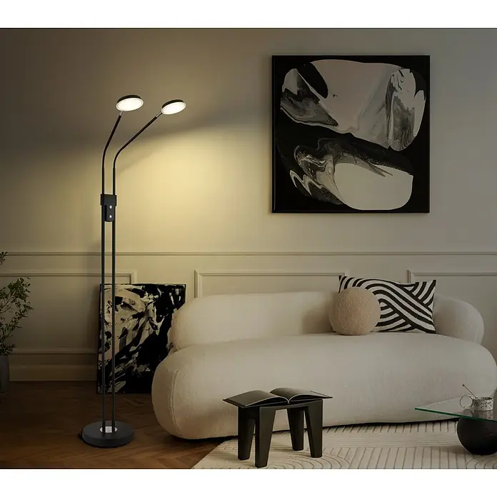 Globo LED-Deckenfluter Silvio - 6,5 W, Höhe: 1.730 mm - Eine schwarze Stehleuchte mit zwei verstellbaren Köpfen beleuchtet ein Wohnzimmer.