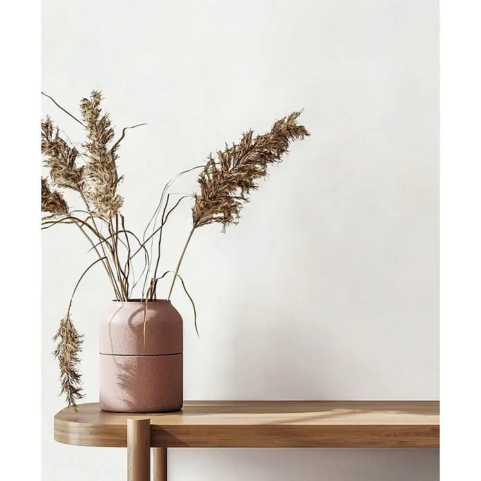 Marburg Vliestapete Novamur Leyla Betonoptik - Weiß, Sonstiges, 10,05 x 0,53 m - Texturierte rosa Vase mit getrocknetem Pampasgras auf einem hellen Holzregal.