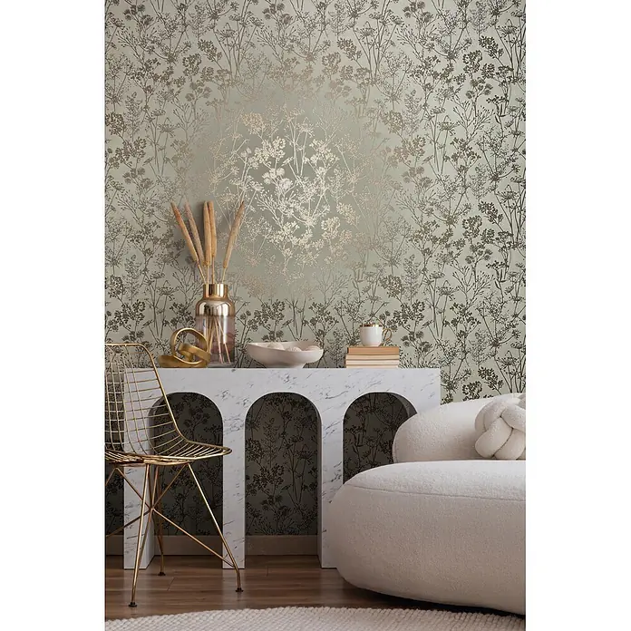 Marburg Vliestapete Novamur Mona Floral I - Grün-Gold, Floral, 10,05 x 0,53 m - Salbeigrüne Tapete mit schimmerndem botanischem Muster aus zarten Gold- und Bronzetönen wilder Flora in stilvoller Raumumgebung.