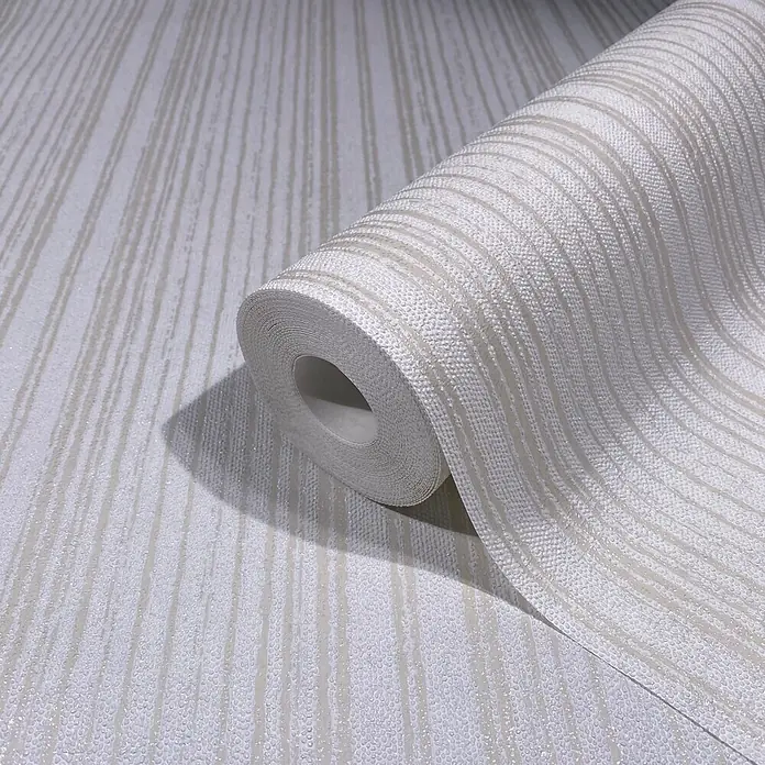 Marburg Vliestapete Novamur Leyla Streifen - Weiß-Beige, Streifen, 10,05 x 0,53 m - Teilweise abgerollte Rolle hellbeiger Tapete mit strukturierter Oberfläche und dezenten vertikalen Streifen.