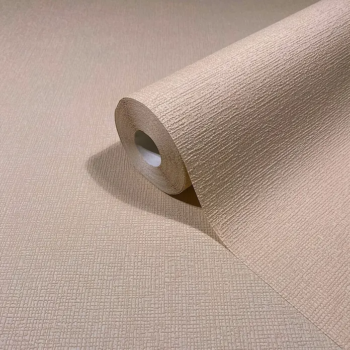 Marburg Vliestapete Novamur Mona Uni - Beige, Uni, 10,05 x 0,53 m - Beige strukturierte Tapetenrolle, teilweise ausgerollt, zeigt ihr subtiles Muster.