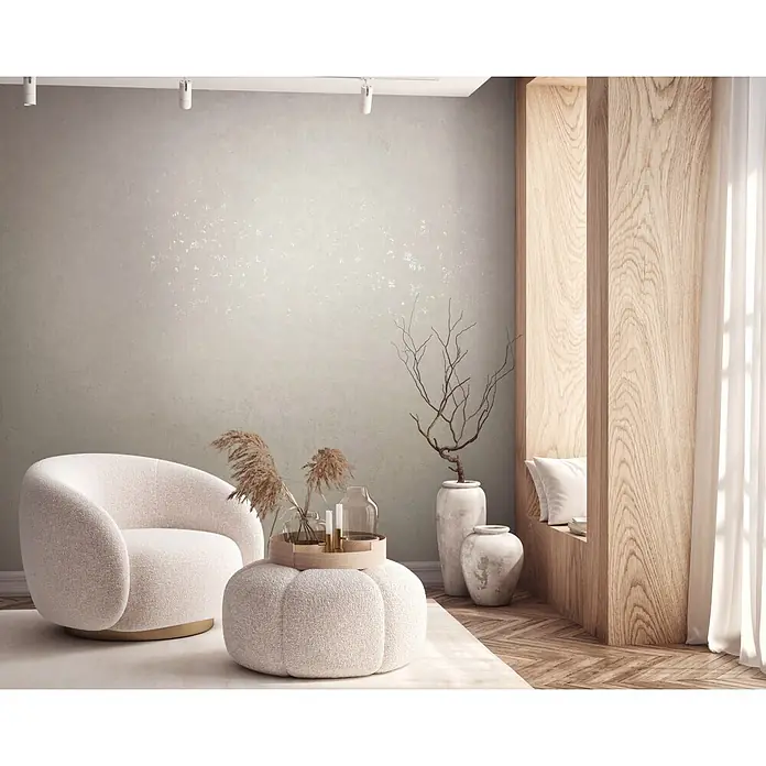 Marburg Vliestapete Novamur Naomi Putzoptik - Beige, Sonstiges, 10,05 x 0,53 m - Helles beigefarbenes Bouclé-Sessel und passender Ottoman mit Holztablett, in gemütlichem Wohnzimmer inszeniert.