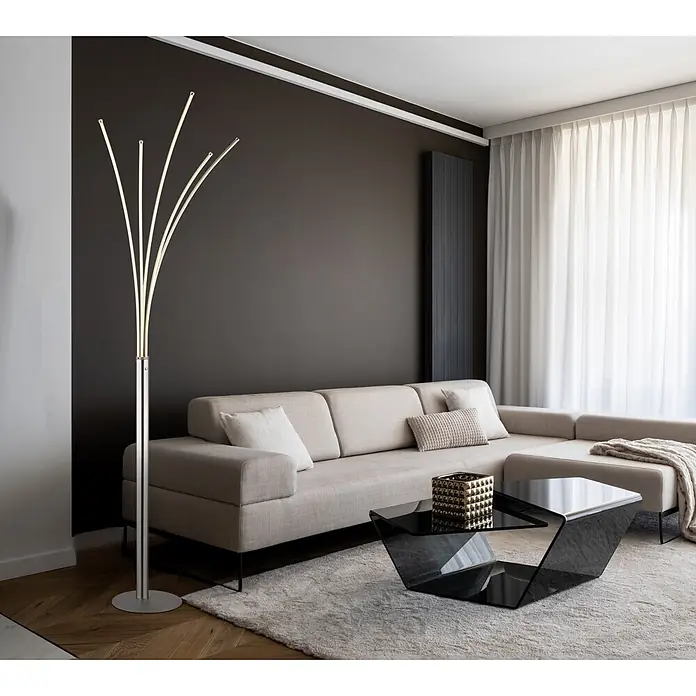 Globo LED-Deckenfluter Bizzy - 36 W, Höhe: 1.870 mm - Moderne Stehleuchte mit fünf beleuchteten, flexiblen Armen in einem Wohnzimmer neben einem hellen Sofa.