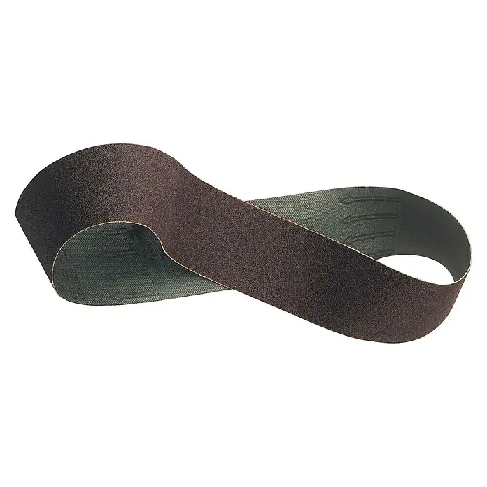 Craftomat Schleifband-Set - 100 x 914 mm, 3 -tlg. - Nahaufnahme eines Schleifbandes P80, das sich in einer Schleife windet und die abrasive Oberfläche sowie die Rückenmarkierungen zeigt.