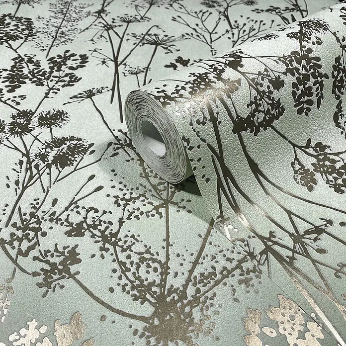 Marburg Vliestapete Novamur Mona Floral I - Grün-Gold, Floral, 10,05 x 0,53 m - Gerollte, strukturierte hellgrüne Tapete mit metallisch-goldenem Pflanzenmuster, teilweise abgerollt.