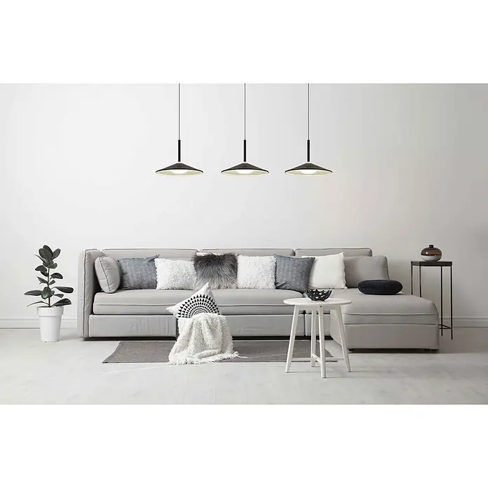 Globo LED-Pendelleuchte rund Lampone - 24 W, Neutralweiß - Ein hellgraues Ecksofa mit Zierkissen, einem weißen Beistelltisch und einer Pflanze, beleuchtet von drei Pendelleuchten.