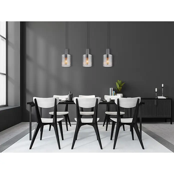 Globo Pendelleuchte Tulivar - 40 W, L x B x H: 980 x 180 x 1.200 mm - Moderner Essbereich mit schwarzem Tisch, weiß-schwarzen Stühlen und drei gerippten Glaspendelleuchten vor dunkelgrauer Wand.