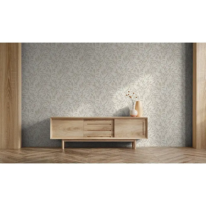 Marburg Vliestapete Novamur Leyla Floral - Beige, Floral, 10,05 x 0,53 m - Tapete mit botanischem Blattmuster in Beigetönen, installiert hinter einer Holzkommode.