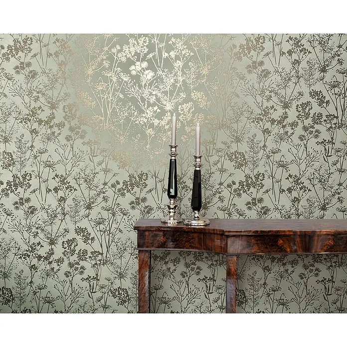 Marburg Vliestapete Novamur Mona Floral I - Grün-Gold, Floral, 10,05 x 0,53 m - Zwei polierte Kerzenständer aus Silber und Schwarz mit hellgrauen Kerzen auf einem dunklen Holzkonsolentisch.