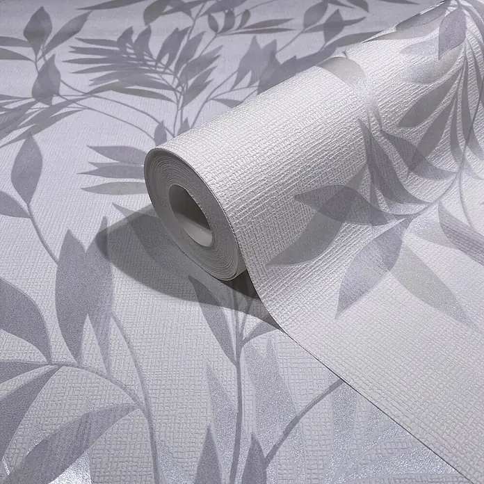 Marburg Vliestapete Novamur Mona Floral - Weiß-Grau, Floral, 10,05 x 0,53 m - Rolle weiß-silberner strukturierter Tapete mit schimmerndem Blattmuster, teilweise abgerollt.