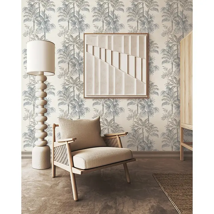 Marburg Vliestapete Novamur Leyla Floral I - Beige-Grau, Floral, 10,05 x 0,53 m - Modernes Zimmer mit tropischer Tapete, beigefarbenem Sessel aus hellem Holz, hoher Skulptur-Stehlampe und geometrischer Wandkunst.