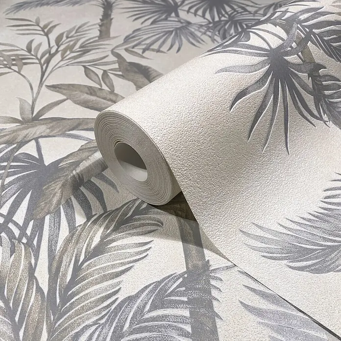 Marburg Vliestapete Novamur Leyla Floral I - Beige-Grau, Floral, 10,05 x 0,53 m - Strukturierte Tapetenrolle mit grauem und beigem Palmenblattmuster, teilweise abgerollt zur Präsentation des Designs.