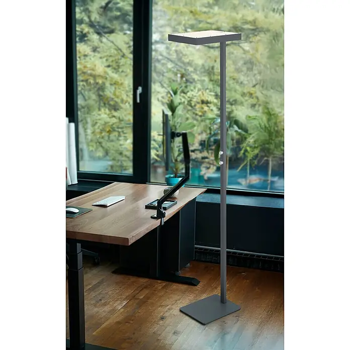Globo LED-Deckenfluter Barker - 45 W, Höhe: 1.848 mm - Graue Metall-Stehleuchte mit rechteckigem Kopf und Bedienelementen, neben einem Holzschreibtisch an einem großen Fenster.