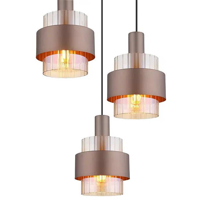 Globo Pendelleuchte Tulivar - Höhe: 1.500 mm, 60 W - Drei moderne Pendelleuchten aus Bronze und geriffeltem Amberglas hängen an schwarzen Kabeln und strahlen warmes Licht aus.