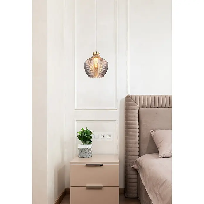 Globo Pendelleuchte Jessica - 60 W, Ø x H: 25 x 120 cm - Hängende Leuchte aus strukturiertem Glas mit Messingfassung, beleuchtet, über einem Nachttisch im Schlafzimmer.