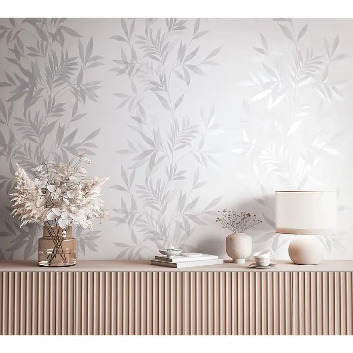 Marburg Vliestapete Novamur Mona Floral - Weiß-Grau, Floral, 10,05 x 0,53 m - Stilvoller Raum mit botanischer Tapete und einem rosafarbenen geriffelten Schrank mit Dekoartikeln.