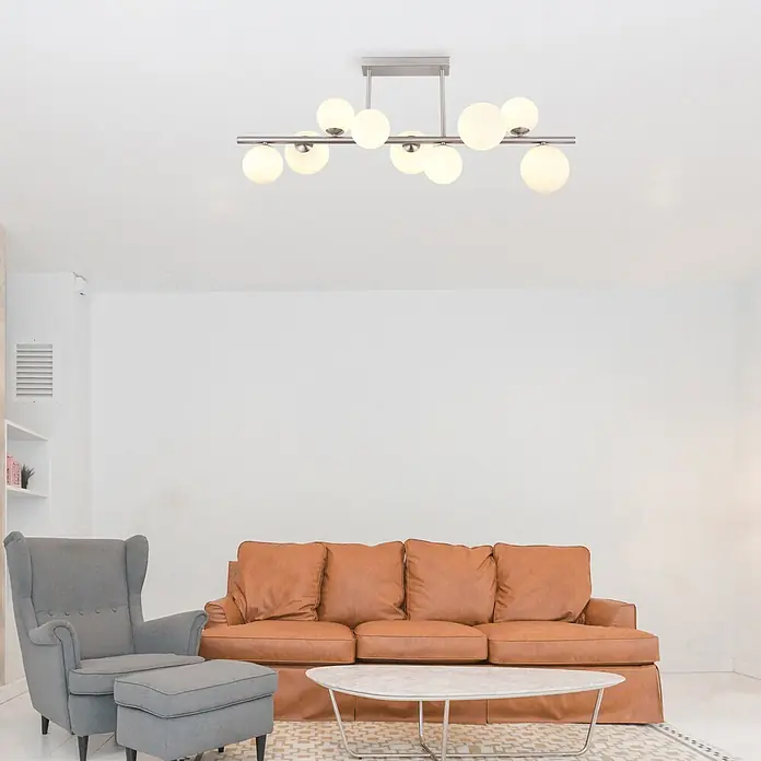 Globo Hängelampe Riha - L x B x H: 870 x 280 x 370 mm, G9 - Moderne lineare Hängelampe mit gebürstetem Nickelrahmen und zehn mattweißen Kugelleuchten, die ein Wohnzimmer beleuchten.