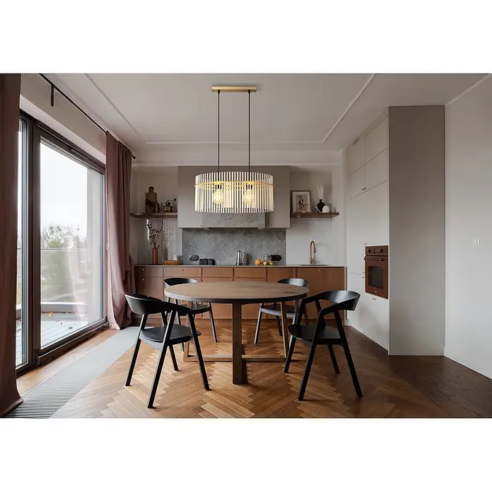 Globo Pendelleuchte Gorley - 60 W, E27, L x B x H: 600 x 230 x 1.400 mm - Gold-weiße Lamellen-Hängelampe mit sichtbaren Glühbirnen über einem runden Esstisch in einer modernen Küche.