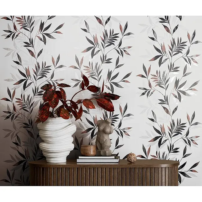 Marburg Vliestapete Novamur Mona Floral - Weiß-Schwarz, Floral, 10,05 x 0,53 m - Dunkler Holzschrank mit Rillenfront und Dekoartikeln, dient als stilvolle Aufbewahrungs- und Präsentationseinheit.