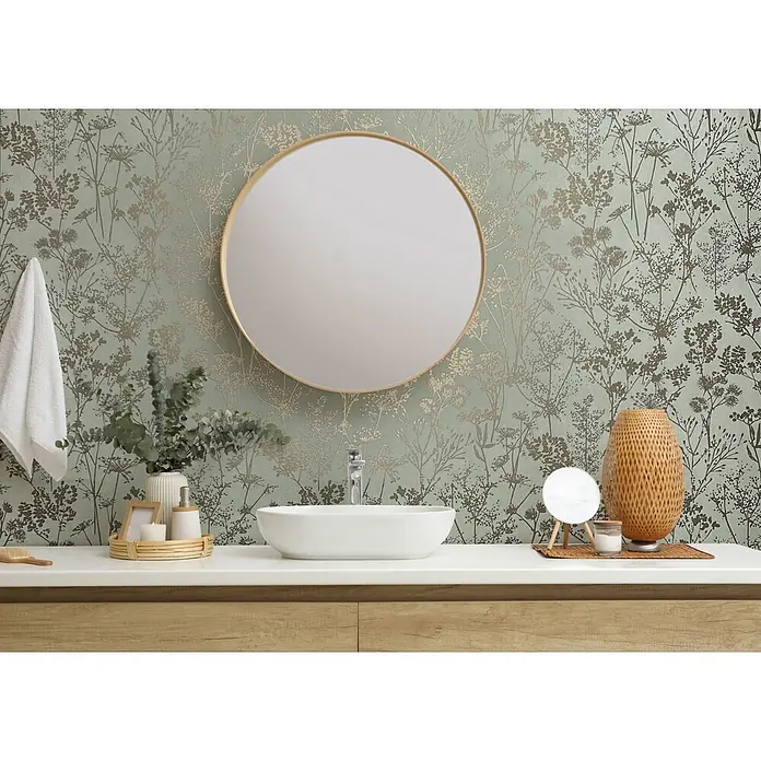 Marburg Vliestapete Novamur Mona Floral I - Grün-Gold, Floral, 10,05 x 0,53 m - Badezimmer mit Aufsatzwaschbecken, rundem Spiegel und salbeigrüner botanischer Tapete.