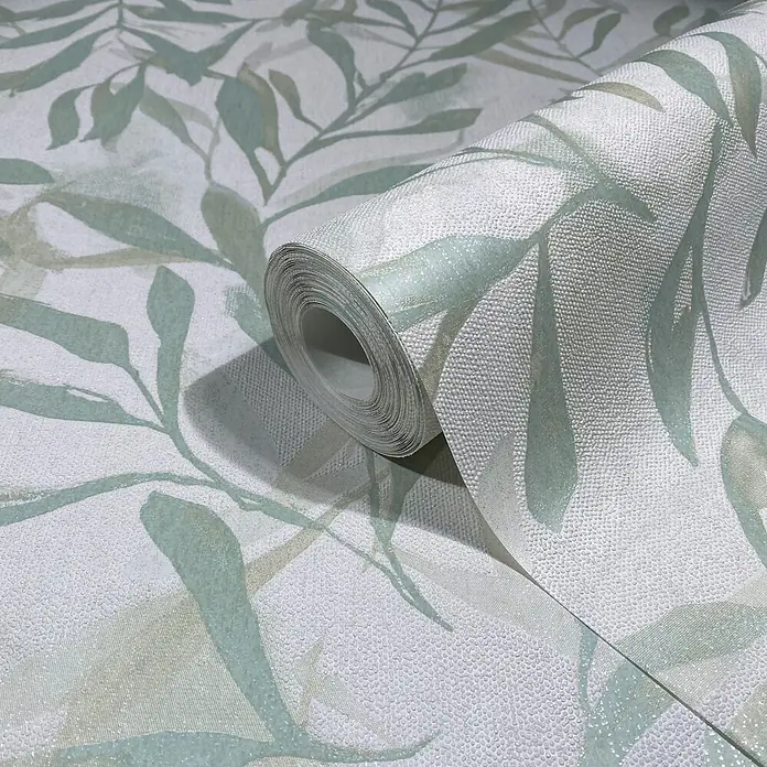 Marburg Vliestapete Novamur Leyla Floral - Weiß-Grün, Floral, 10,05 x 0,53 m - Eine Rolle strukturierter, heller Tapete mit hellgrünem Blattmuster, teilweise abgerollt, um ihre geprägte Oberfläche und subtile Glitzerdetails zu zeigen.