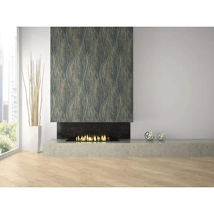 Marburg Vliestapete Novamur Naomi Grafik - Grau-Gelb, Grafisch, 10,05 x 0,53 m - Modernes Wohnzimmer mit Kamin, grün, gold und grau gewellter Mustertapete und aktivem Feuer.