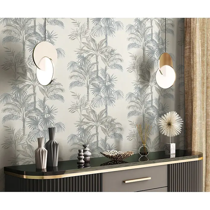 Marburg Vliestapete Novamur Leyla Floral I - Beige-Grau, Floral, 10,05 x 0,53 m - Palmen-Tapete in einem Raum mit dunklem Sideboard, modernen Pendelleuchten und Dekoartikeln.