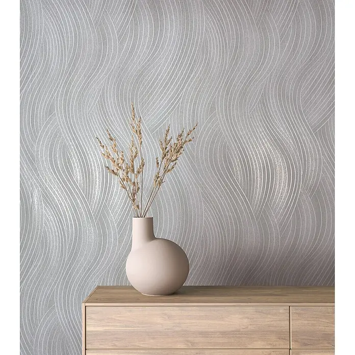 Marburg Vliestapete Novamur Mona Grafik - Grau, Grafisch, 10,05 x 0,53 m - Graue Tapete mit dezentem Wellenmuster, in einem Raum mit hellbraunem Sideboard und beiger Vase.