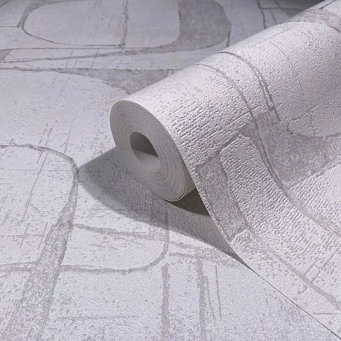 Marburg Vliestapete Novamur Leyla Grafik - Weiß, Grafisch, 10,05 x 0,53 m - Rolle strukturierter hellgrauer Tapete mit abstraktem geometrischem Muster, teilweise abgerollt, um ihr Design zu zeigen.