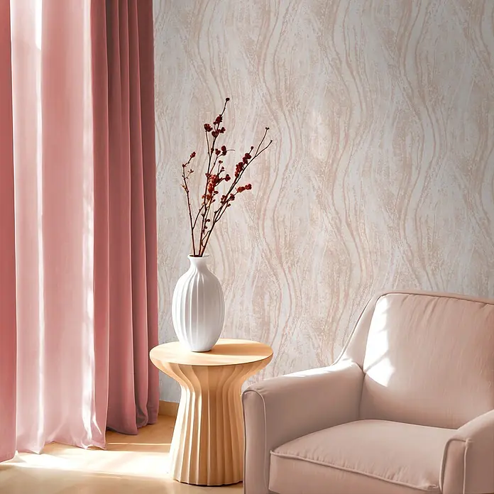 Marburg Vliestapete Novamur Naomi Grafik - Beige, Grafisch, 10,05 x 0,53 m - Beige Tapete mit dezenten Wellenmustern, die zusammen mit altrosafarbenen Vorhängen und einem Polstersessel eine warme Atmosphäre schafft.