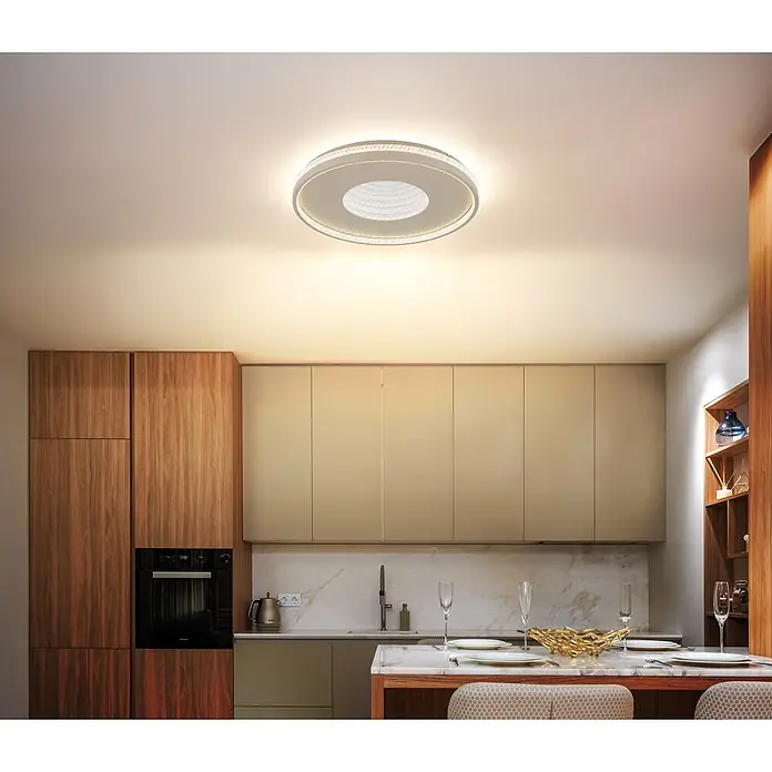 Globo LED-Deckenleuchte rund Shirley - 40 W, Ø x H: 50,5 x 6,5 cm - Eine moderne, runde LED-Deckenleuchte mit funkelnden Kristallakzenten beleuchtet eine moderne Küche und Essbereich.