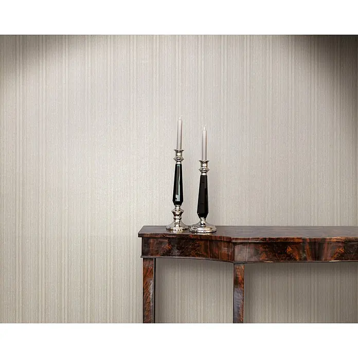 Marburg Vliestapete Novamur Leyla Streifen - Beige, Streifen, 10,05 x 0,53 m - Zwei silberne und schwarze Kerzenständer mit Kerzen auf einem dunklen, polierten Konsolentisch aus Holz.
