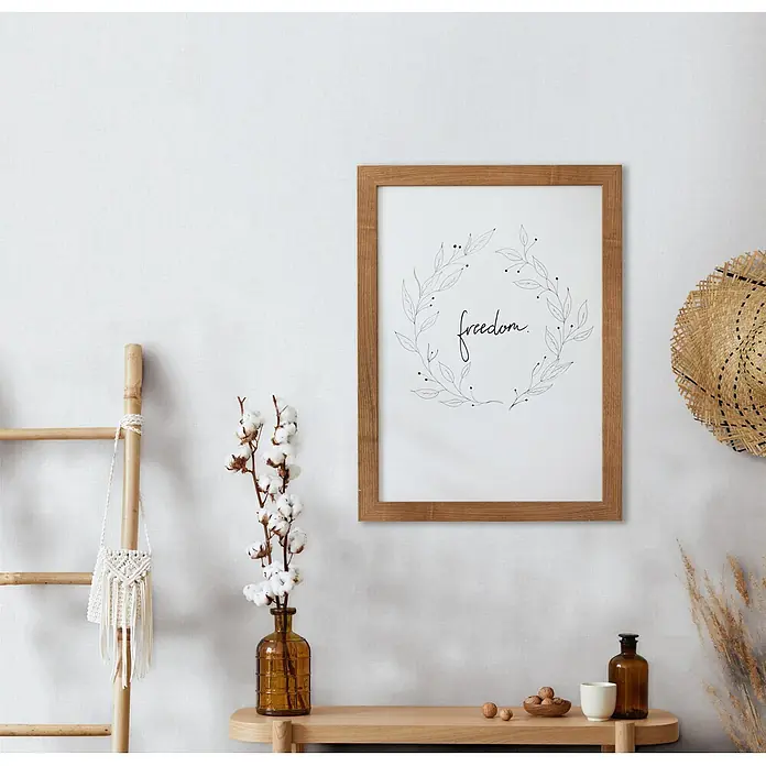 Marburg Vliestapete Novamur Leyla - Weiß, Uni, 10,05 x 0,53 m - Leichte, strukturierte Wand mit subtilem Webmuster, in einem minimalistischen Raum mit Naturholzdekor.