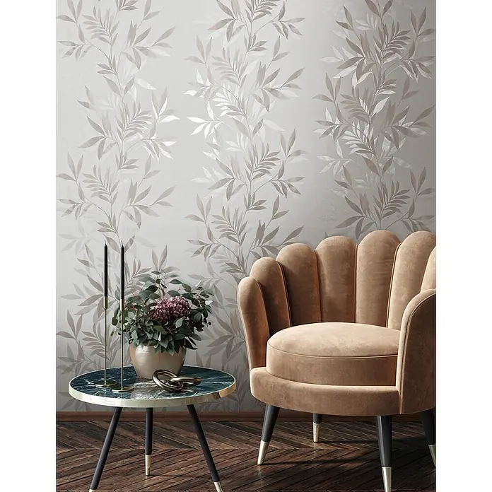 Marburg Vliestapete Novamur Mona Floral - Weiß-Beige, Floral, 10,05 x 0,53 m - Tapete mit hellem Hintergrund und einem Muster aus zarten, hellbraunen und silbernen Blättern, die einen gemütlichen Wohnraum schmückt.