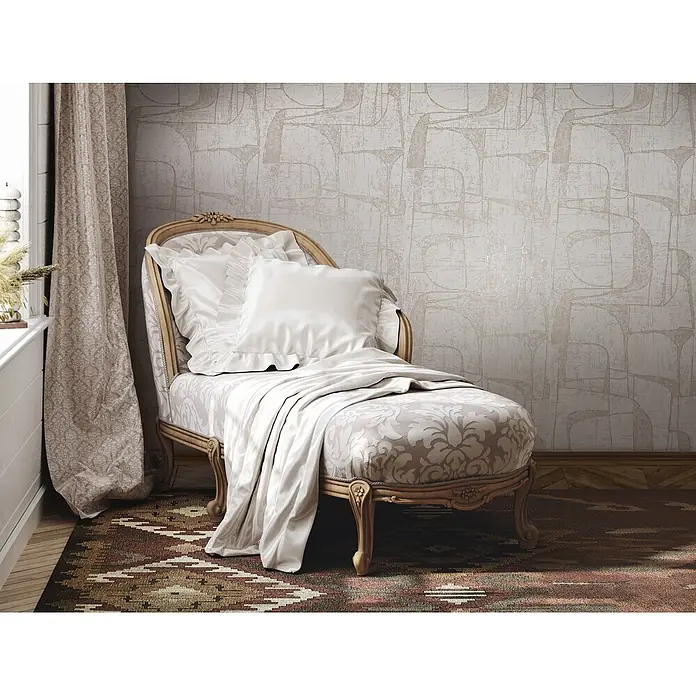 Marburg Vliestapete Novamur Leyla Grafik - Creme, Grafisch, 10,05 x 0,53 m - Verzierte gemusterte beigefarbene Recamiere mit Holzrahmen, weißen Kissen und Decke in einem Raum.