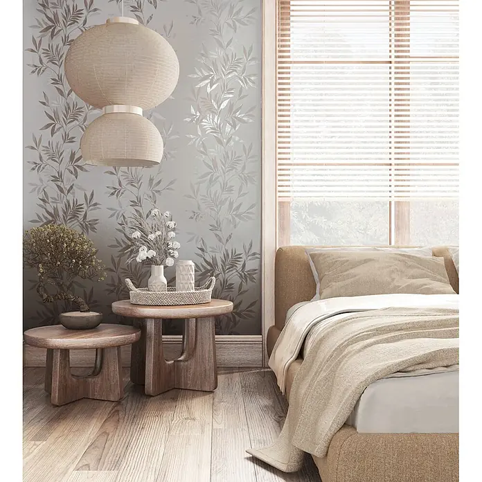 Marburg Vliestapete Novamur Mona Floral - Weiß-Beige, Floral, 10,05 x 0,53 m - Gelassener Schlafzimmer mit einem beigefarbenen Polsterbett, Holznebentischen, botanischer Tapete und natürlichen Akzenten.