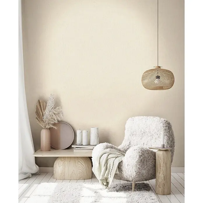 Marburg Vliestapete Novamur Leyla Uni - Beige, Uni, 10,05 x 0,53 m - Helle, beige strukturierte Wandverkleidung in einem gemütlichen Wohnzimmer.
