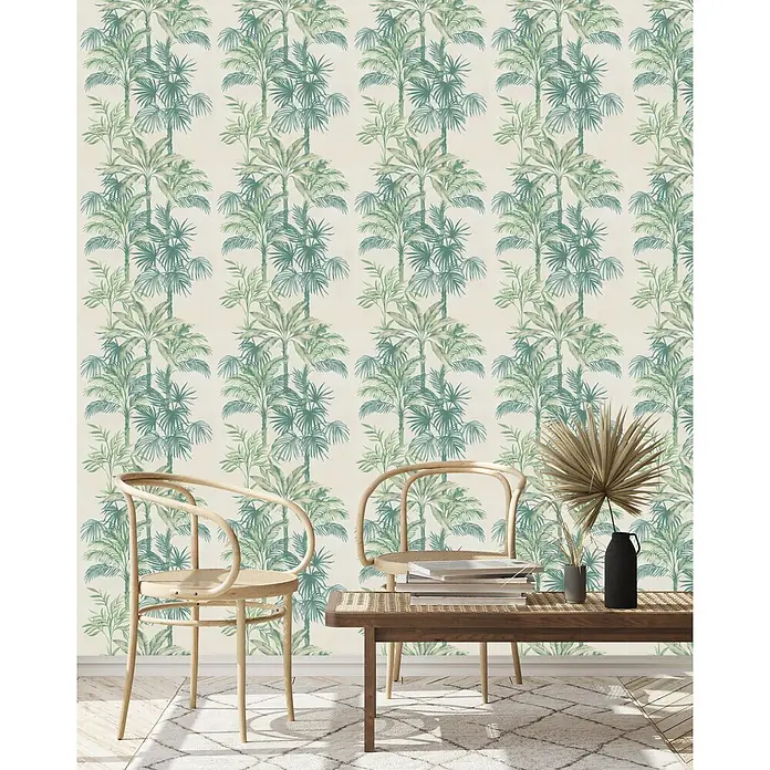 Marburg Vliestapete Novamur Leyla Floral I - Beige-Grün, Floral, 10,05 x 0,53 m - Grüne tropische Palmen-Tapete in einem Raum mit Holzmöbeln.