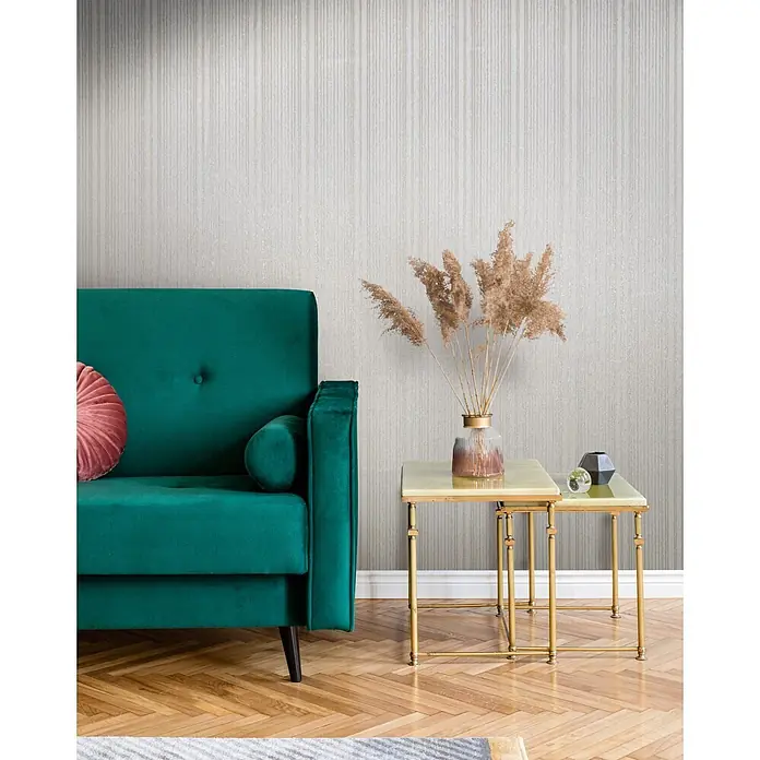 Marburg Vliestapete Novamur Leyla Streifen - Weiß-Beige, Streifen, 10,05 x 0,53 m - Grünes Samtsofa mit rosa Kissen und goldene Beistelltische mit Dekoartikeln in einem stilvollen Wohnzimmer.