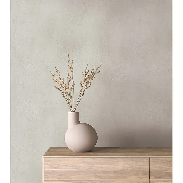 Marburg Vliestapete Novamur Leyla Betonoptik - Greige, Sonstiges, 10,05 x 0,53 m - Hellrosa Vase mit Trockengras auf hellem Holzschrank.
