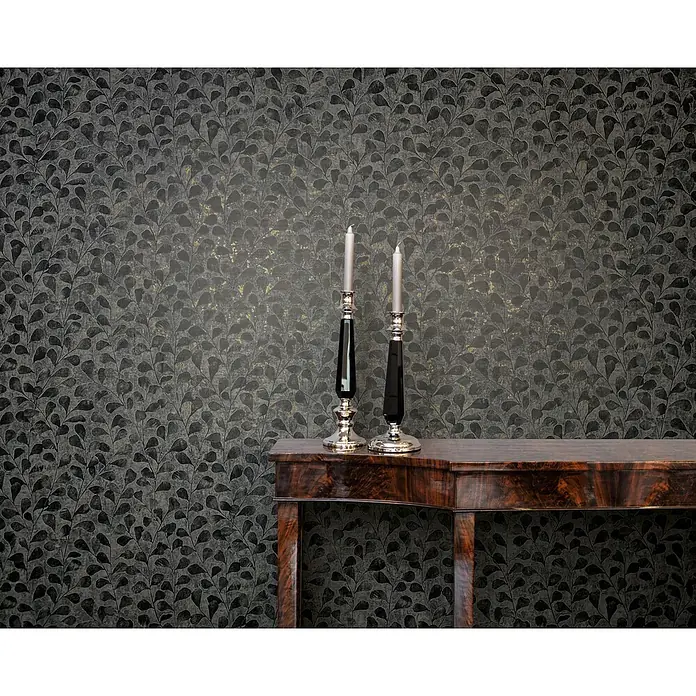 Marburg Vliestapete Novamur Naomi Floral - Grau, Floral, 10,05 x 0,53 m - Zwei silberne und schwarze Kerzenleuchter auf einem dunklen Holztisch.