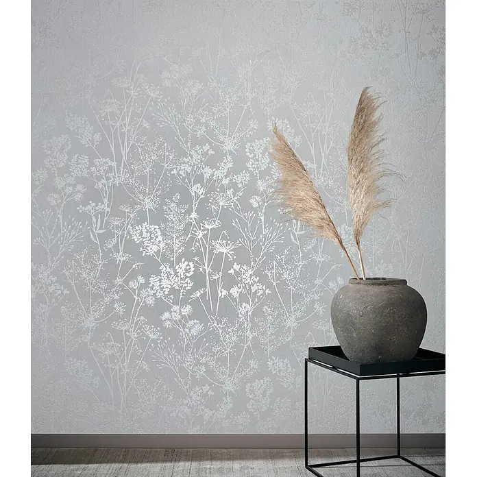 Marburg Vliestapete Novamur Mona Floral I - Weiß, Floral, 10,05 x 0,53 m - Silberne Tapete mit weißem botanischem Muster, die eine Wand in einem Raum mit Pampasgrasvase schmückt.