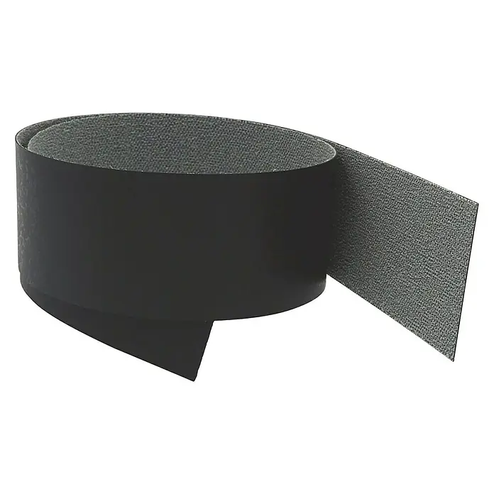 CUCINE Umleimer 901 Black - L x H: 65 x 4,4 cm, 2 Stk. - Nahaufnahme eines schwarzen, aufgerollten Kantenschutzes mit einer leicht texturierten Innenseite.